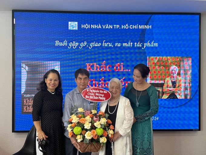 Ra mắt sách “Khắc đến… khắc đi” của nhà văn Xuân Phượng